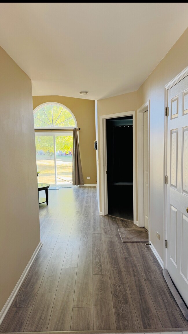 Building Photo - 775 Hoover Dr