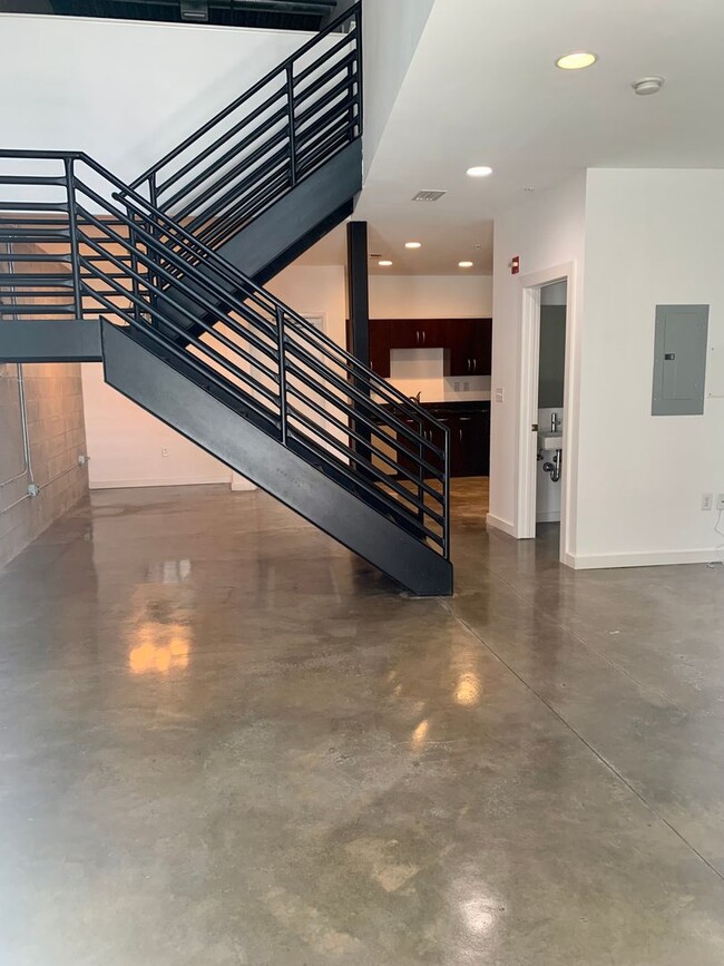 Building Photo - 2/2.5 Industrial Style 3 Level Loft at Mac...