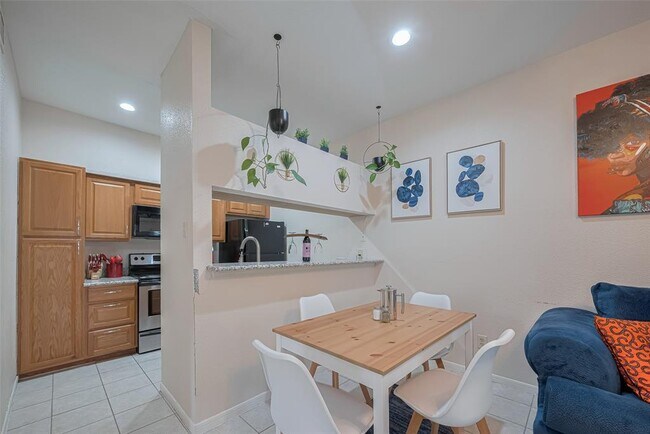 Building Photo - 2121 El Paseo St