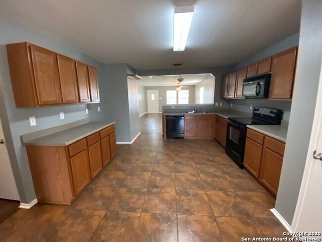 Building Photo - Great Floor Plan ~ Great Location ~ Lots o...