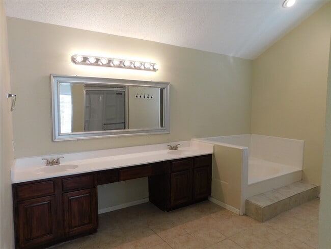 Building Photo - 3303 Rimrock Dr