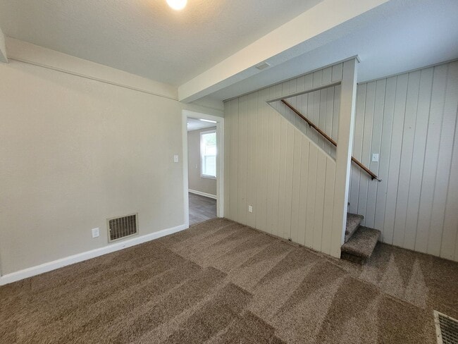 Building Photo - 2 bedroom, 1.5 bathroom home with detached...