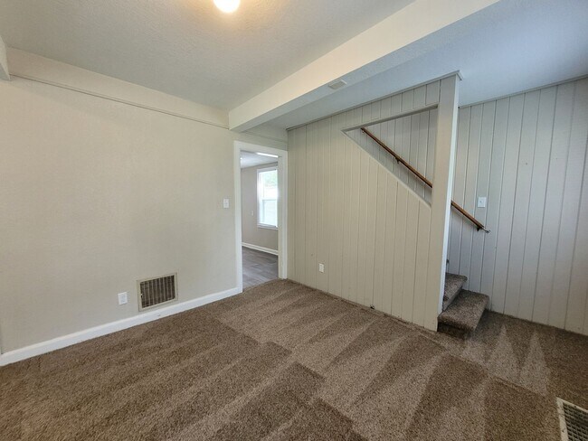 Building Photo - 2 bedroom, 1.5 bathroom home with detached garage!