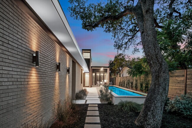 Building Photo - 2407 W 10th St