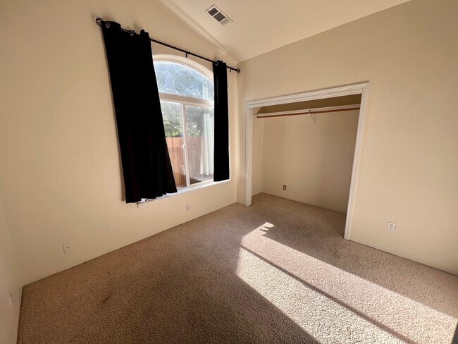 Building Photo - 923 Hampton Way