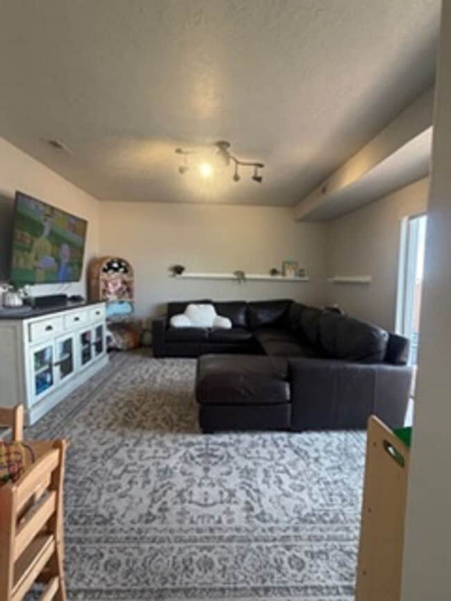 Building Photo - Beautiful 4 Bed / 2.5 Bath Home in Quiet Neighborhood