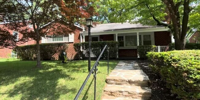 Building Photo - 911 Buckingham Dr
