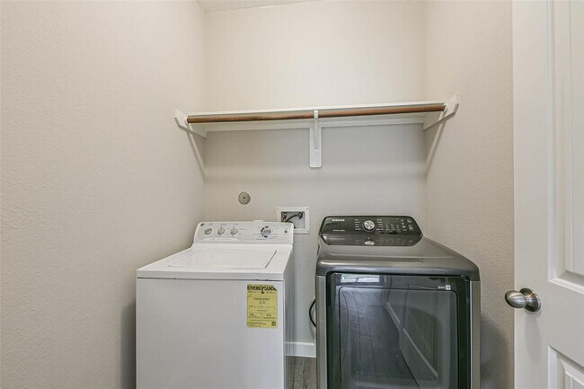 Building Photo - 13706 Drakeford Ct
