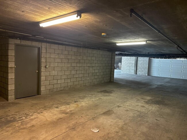 Building Photo - 4003 Sunset Dr