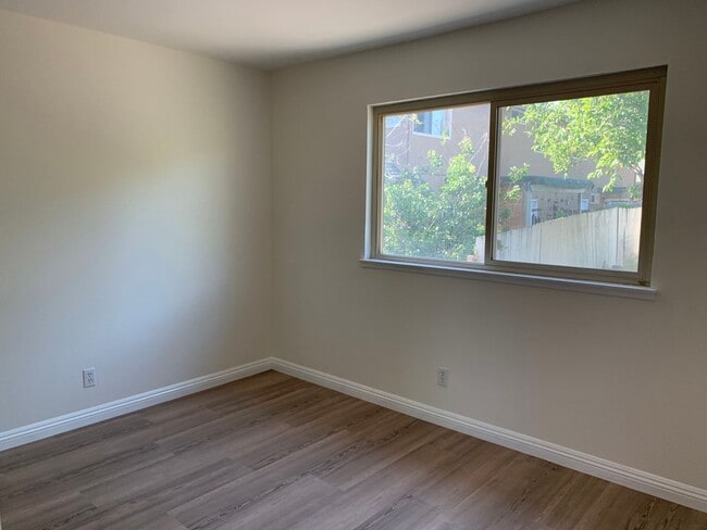 Building Photo - Charming Two-Story Home in Vista with Spac...