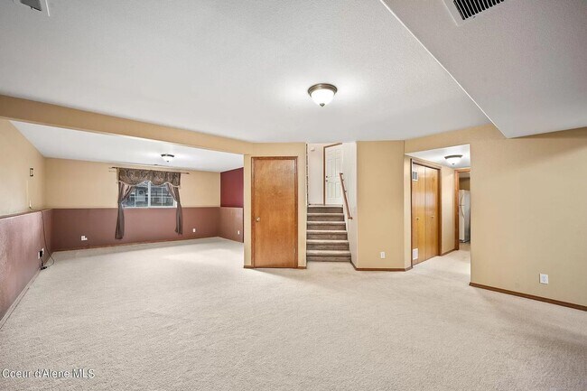 Building Photo - Large Home in Strawberry Fields