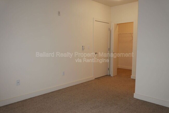 Building Photo - 700 E Denny Way