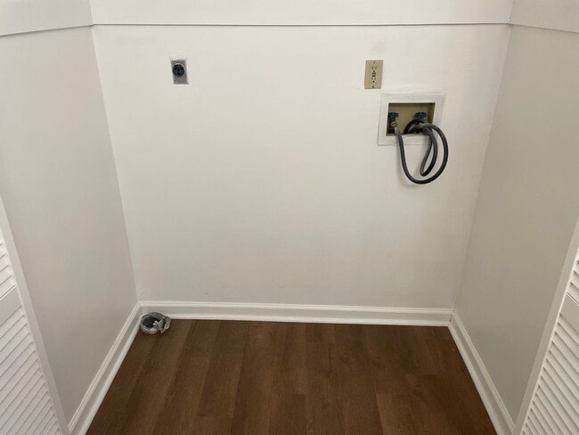 Building Photo - 3 bedroom 1 bath house for rent