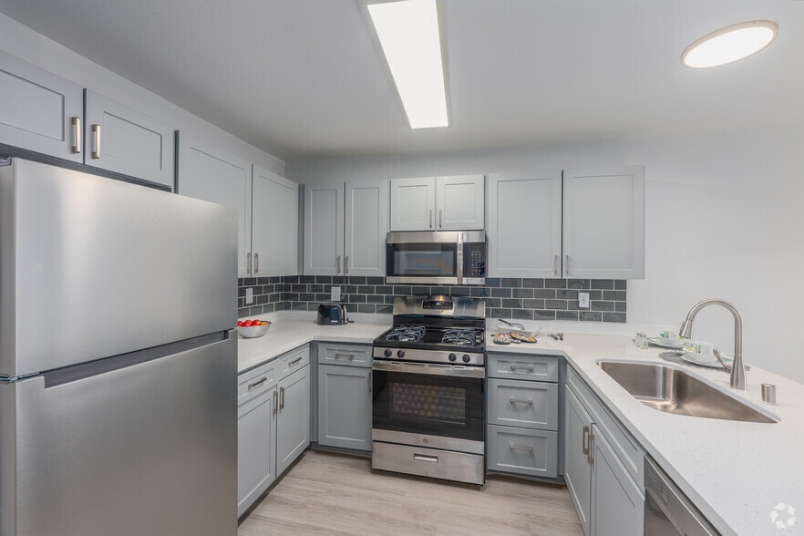 2BR, 2BA - 897SF - Kitchen - Vida Las Vegas