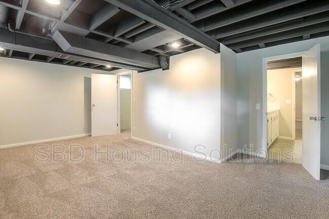 Building Photo - 11917 Sycamore Ave