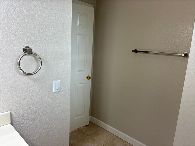 Building Photo - 3 Bedrooms with big backyard