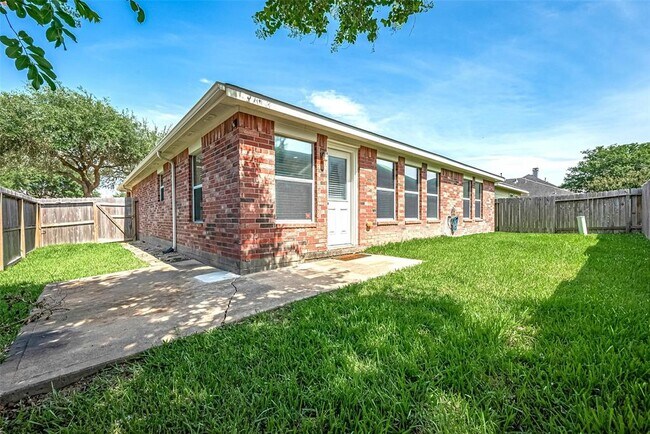 Building Photo - 2819 Lakecrest Way Dr