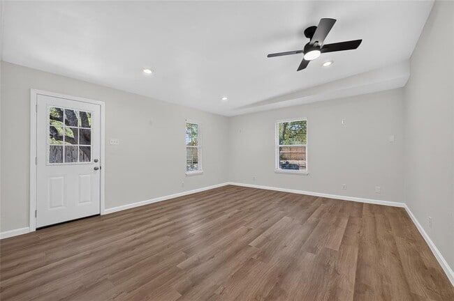 Building Photo - 503 Lakeway Dr