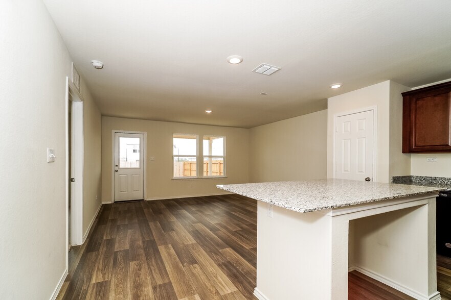 Building Photo - 819 Retama Pass