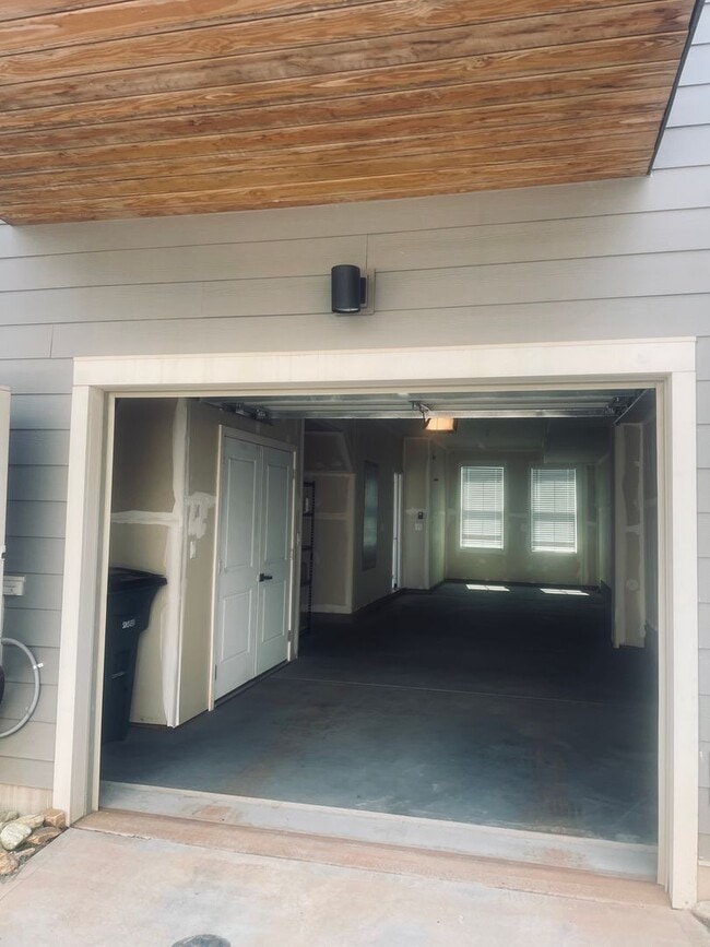 Building Photo - Sophisticated and Spacious 3BR-3.5 Bath To...