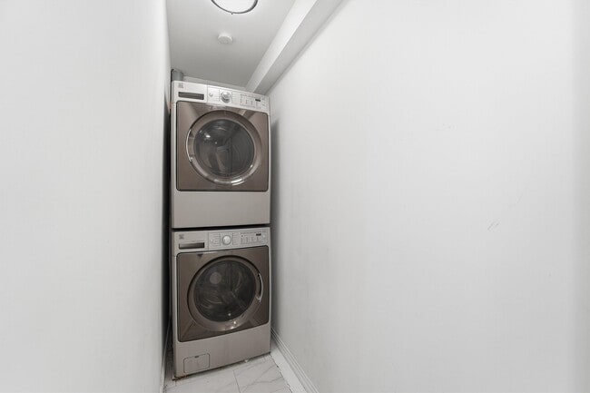 Building Photo - 2044 Des Jardines St