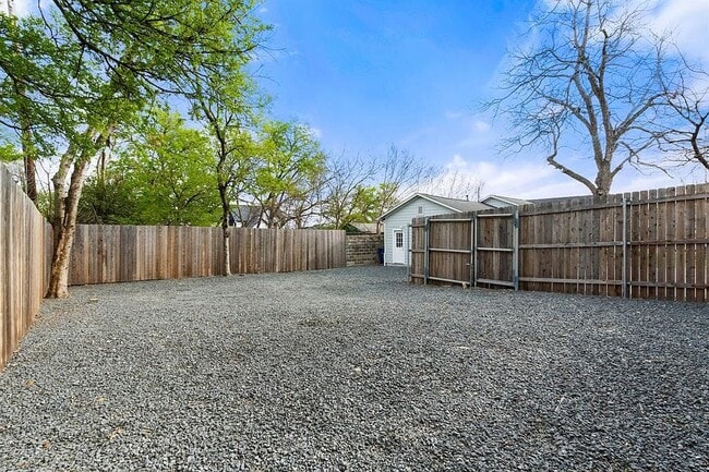 Building Photo - 5101 Balcones Dr