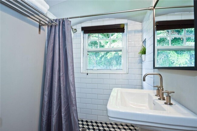 Building Photo - 4 S Gordon Rd