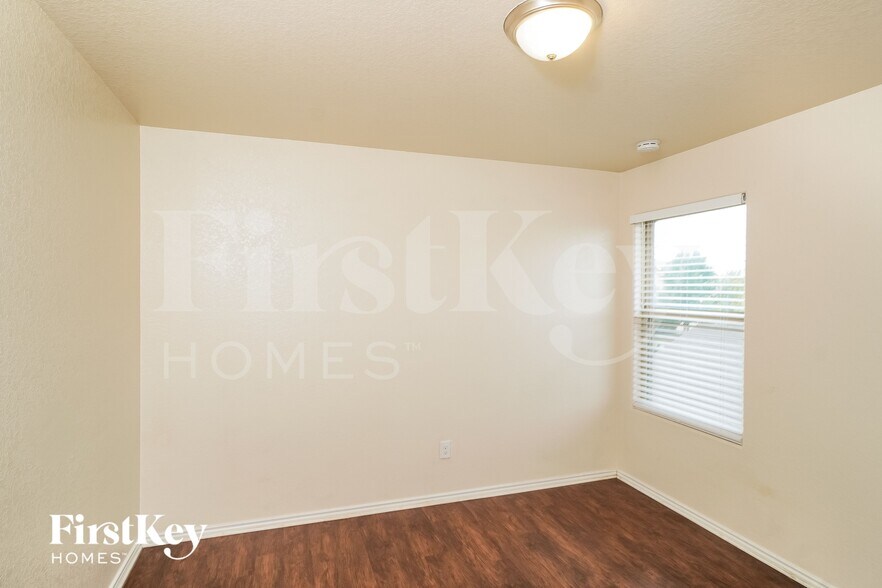 Building Photo - 2546 Just My Style