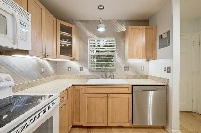 Building Photo - 5330 Balcones Dr