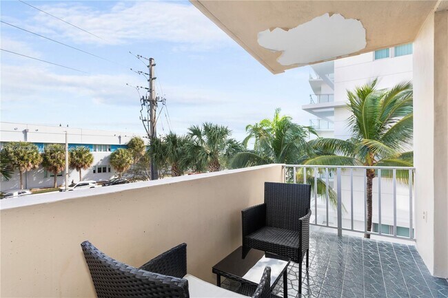 Building Photo - 9440 W Bay Harbor Dr