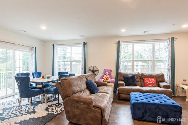 Building Photo - 727 Lorhan Dr
