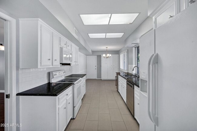 Building Photo - 8558 E Vía De Viva