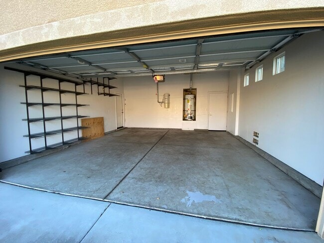 Building Photo - Lovely 3 Bedroom Low Maintenance Unit with New Flooring!