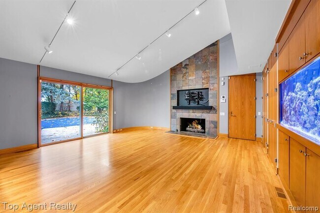 Building Photo - 5760 Snowshoe Cir