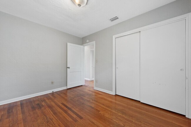 Building Photo - Updated 3/2 House with Bonus Room in Lake ...