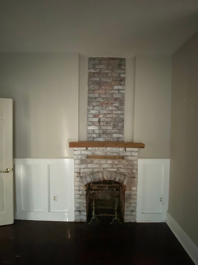 Building Photo - 401 Rosewood St