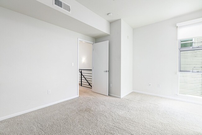 Building Photo - Beautiful Emeryville Townhouse!