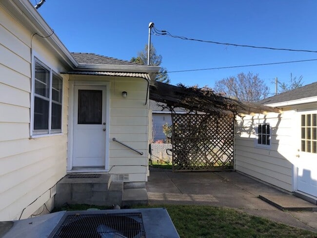 Building Photo - SINGLE LEVEL, 3 BEDROOM HOME WITH DETACHED...