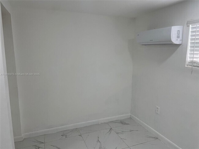 Building Photo - 760 NE 168th St
