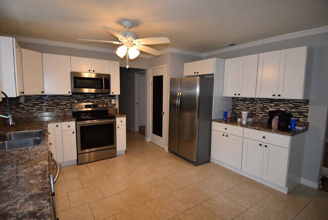 Building Photo - House for Rent