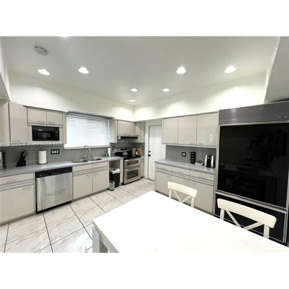 Building Photo - 2235 SW 23rd Ave