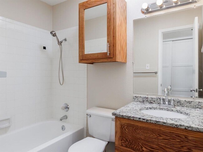 Building Photo - Charming 2 bd 2 bath Condo in Travis Oaks ...