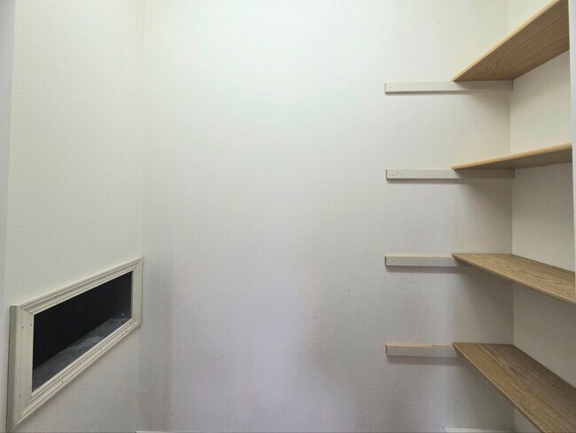 Building Photo - Grandiose Home on 1 Acre -- in East Wenatchee for Rent!!