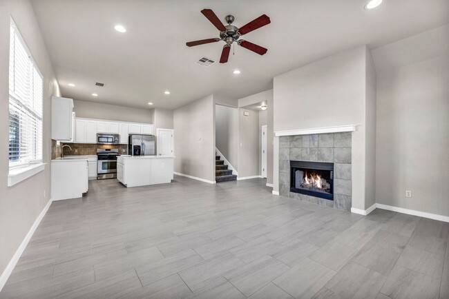 Building Photo - Gorgeous 3 bed 2 Bath detached condo in tr...