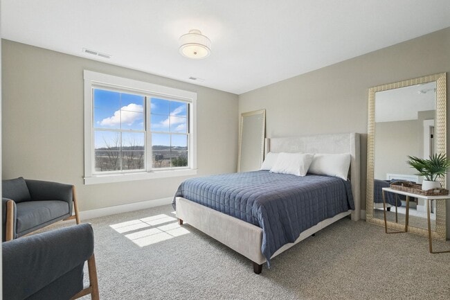 Building Photo - Luxurious, Fully Furnished Townhome       ...