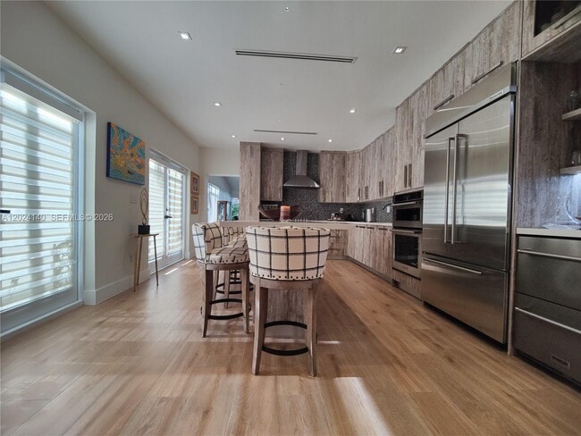 Building Photo - 1823 S Bayshore Ln