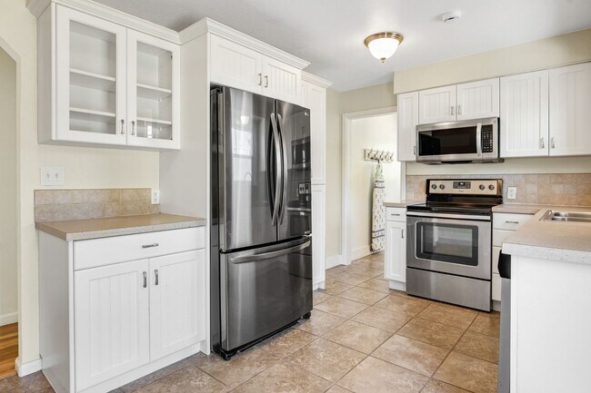 Building Photo - 3-Bed 2-Bath Home with Detached Studio Apartment!