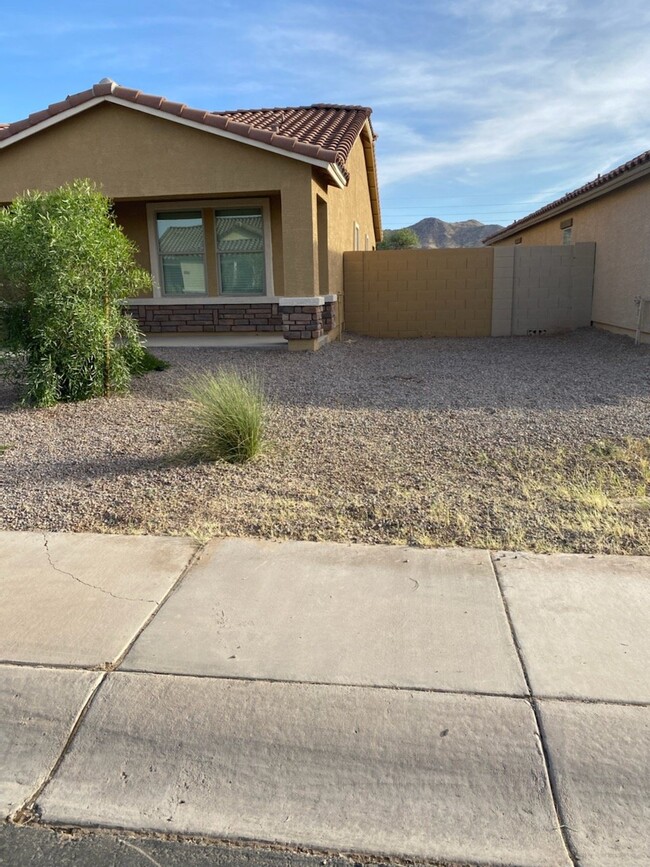 Building Photo - "Spacious 4-Bed Oasis with 2 Full Baths in...