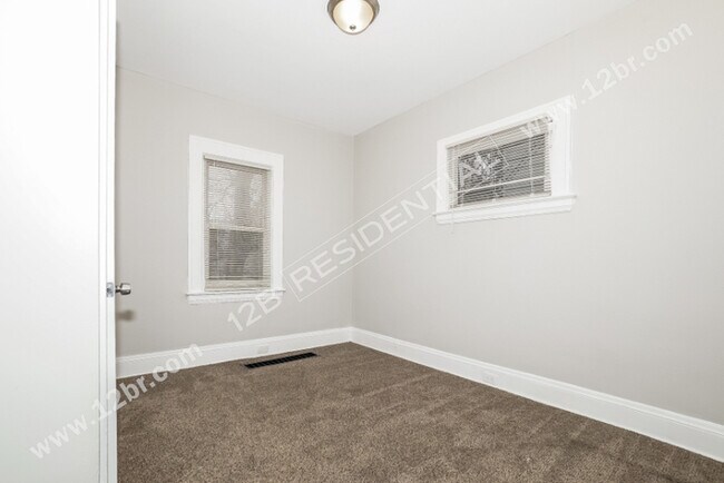 Building Photo - 2-Bedroom Down Unit and Large Kitchen