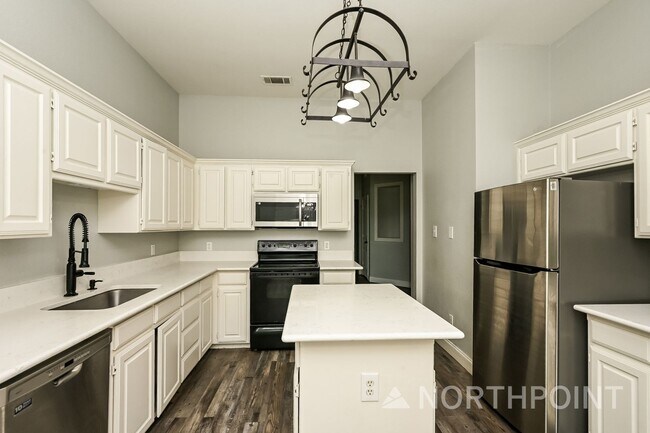 Building Photo - 3 BR/2BA & Den | Single Family Home | 2-Car Garage | Fenced backyard